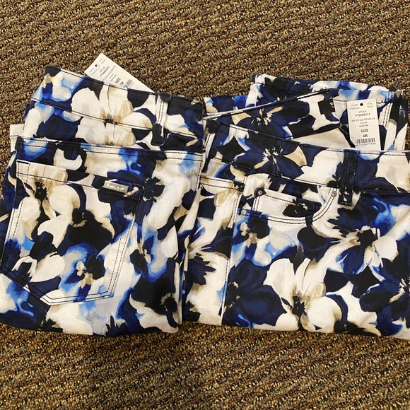 WHBM Blanc Floral Print Slim Ankle Jean - Picture 4 of 8